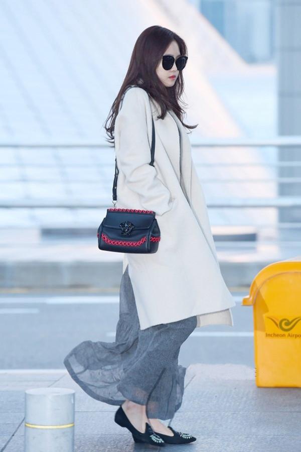 韩国女明星机场照皮衣,韩国女明星同款阿迪达斯