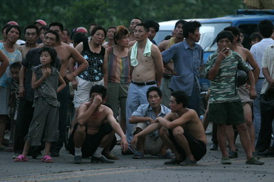 只因好奇，围观群众眼睛被灼伤，眼前一片漆黑，赶紧送急诊