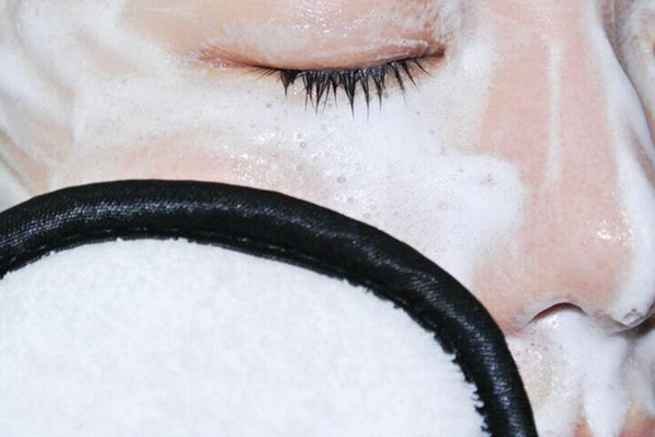 长痘痘的原因和改善方法脸颊长痘,右脸颊起痘痘什么原因