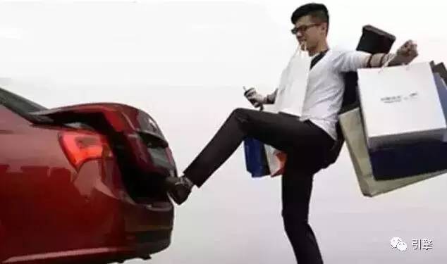 电动尾门和一脚踢的区别,电动尾门怎么区分单杆还是双杆的