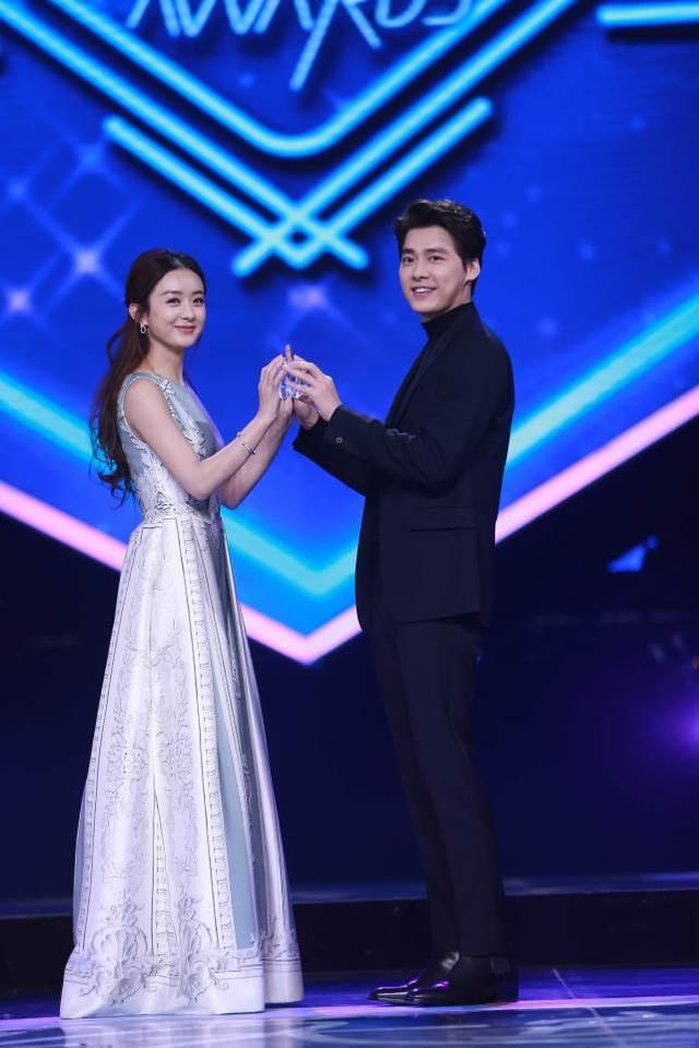 赵丽颖和李易峰同台甜蜜互动,赵丽颖李易峰一起领奖互相表白