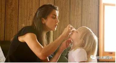 新生儿眼屎特别多糊住眼睛,新生儿一哭眼屎就多