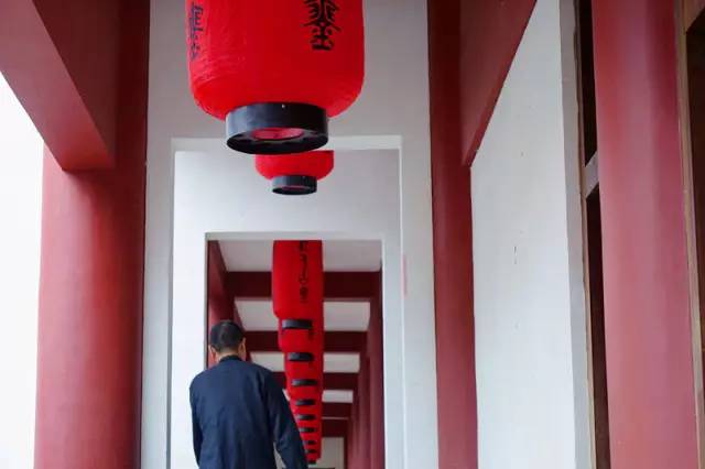 一个长得像李小龙的男人，在长泰一村子里，建了个千与千寻的奇幻世界