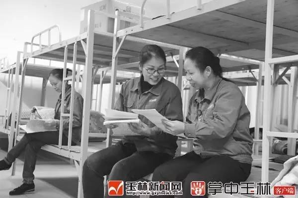 「新闻下午茶」远光灯又惹祸？玉东大道一白色轿车失控撞烂10余节护栏，致使……