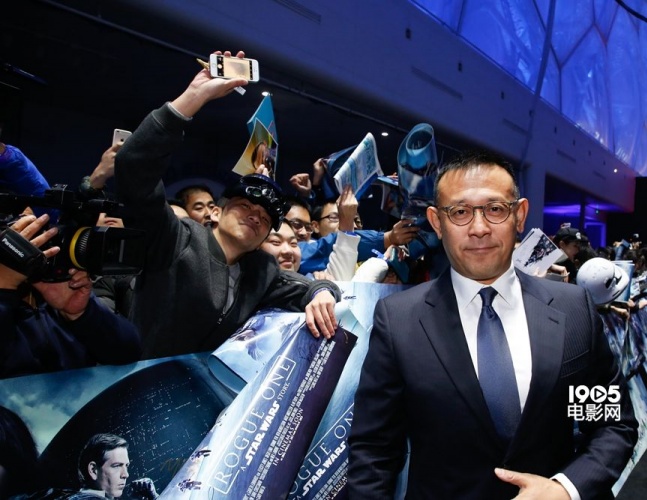 姜文《侠盗一号》红毯人气高菲丽希缇蓝裙优雅