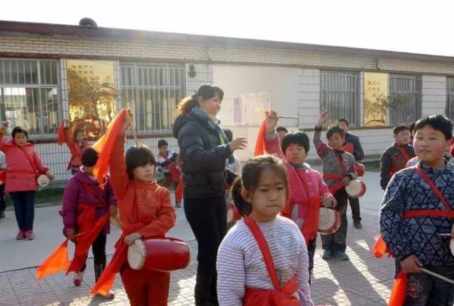 校园采风广播稿,校园风彩泥