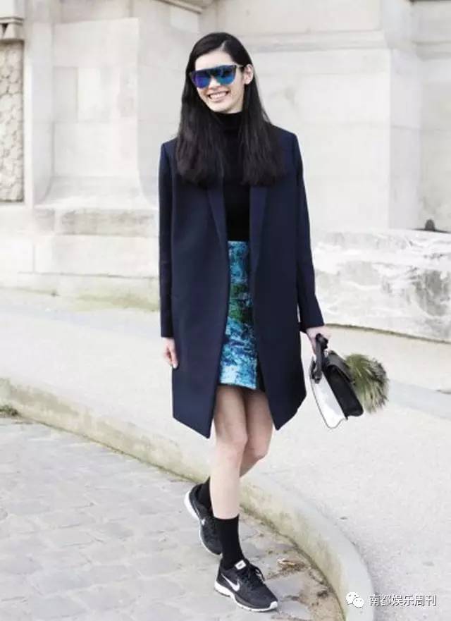 光脚穿鞋土爆了！大幂幂、迪丽热巴、奚梦瑶告诉你——有一件时髦的小事叫露出你的袜子！