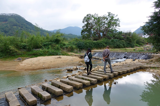 一个长得像李小龙的男人，在长泰一村子里，建了个千与千寻的奇幻世界