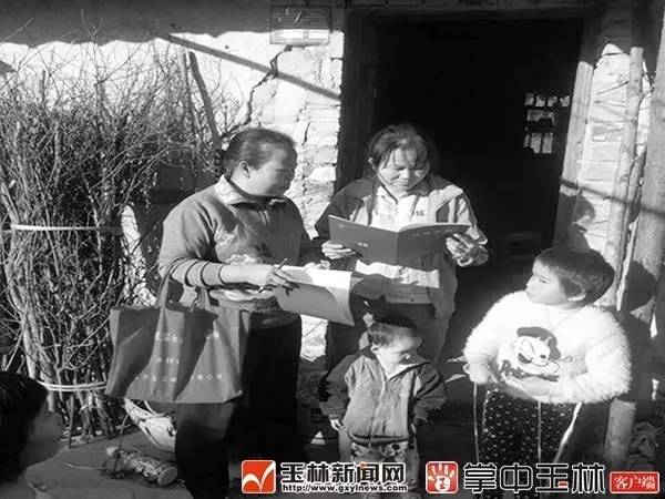 「新闻下午茶」远光灯又惹祸？玉东大道一白色轿车失控撞烂10余节护栏，致使……