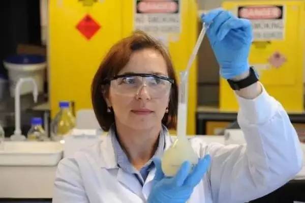 我们采访了四个国家和地区的姑娘们，来认真跟你聊一聊必买保健品这件事