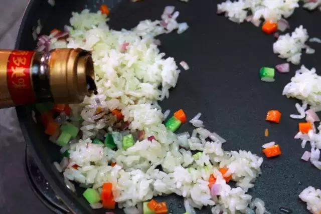 鸡翅包饭的做法详细视频,正宗台湾鸡翅包饭的制作