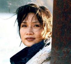 5岁与母亲相依为命，一曲成歌坛传奇，巅峰时皈依佛门原因成迷