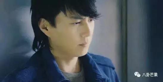 要被靳东的角色蒙蔽了双眼,他本人只有四岁,不能再多!