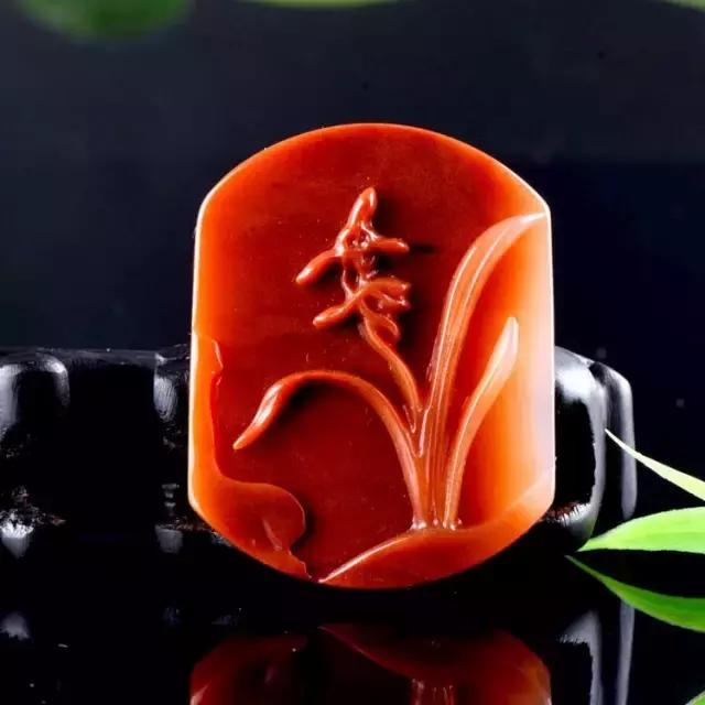 把玩在手心上的国色，黄龙玉的玩赏。爱不释手的玉兰！