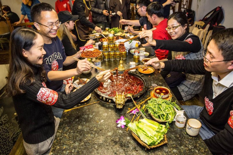 「有福利！」凤望龙门开业来，只有四人吃到最后的特辣锅，我们挑战了全素菜