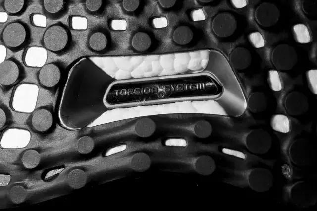 介是一个足以重新定义FootballSneaker的跨界