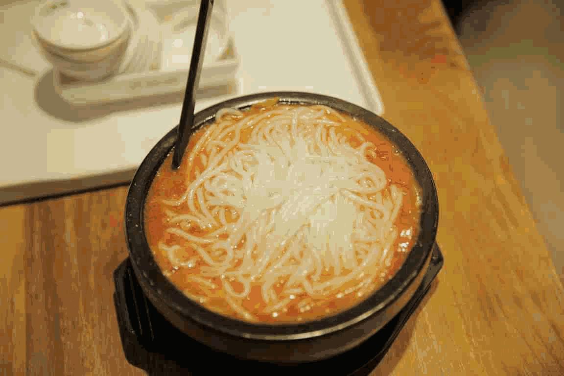 美味神奇的米线，餐饮界的传奇——云味馆过桥米线