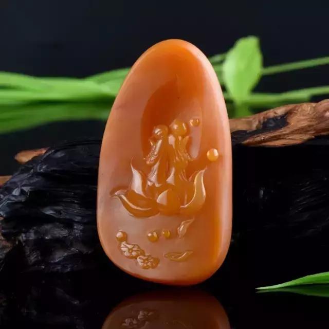 把玩在手心上的国色，黄龙玉的玩赏。爱不释手的玉兰！