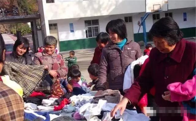 捐衣服给贫困山区被嫌弃,捐赠衣服被抓怎么处理