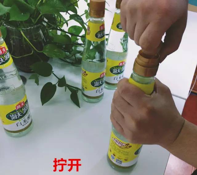 鸡蛋遇到什么会变成弹力球,用白醋泡鸡蛋变成弹力球