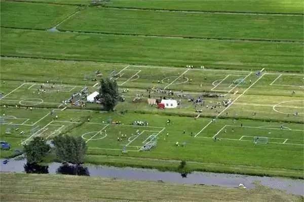 世界上最奇葩的足球场,世界最奇葩的足球场