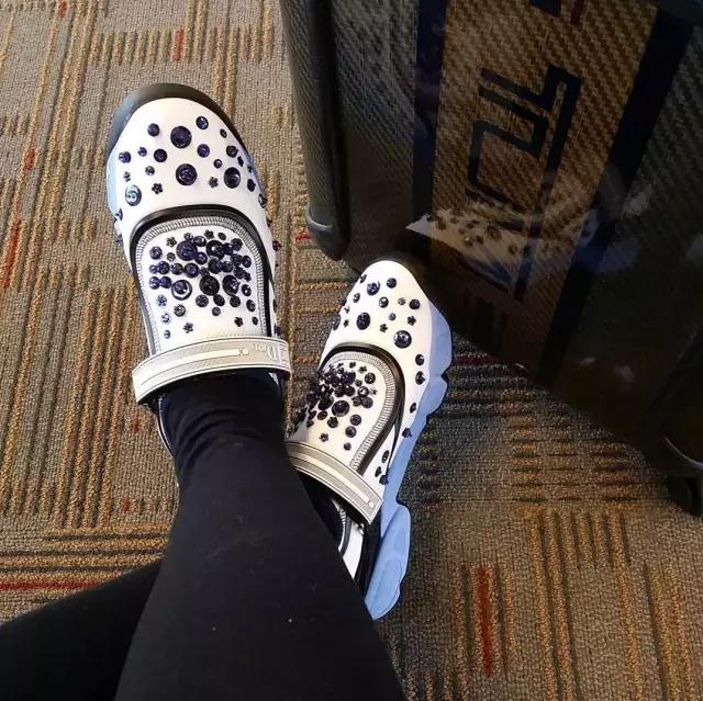 没钱装逼，她用假包换了100万......