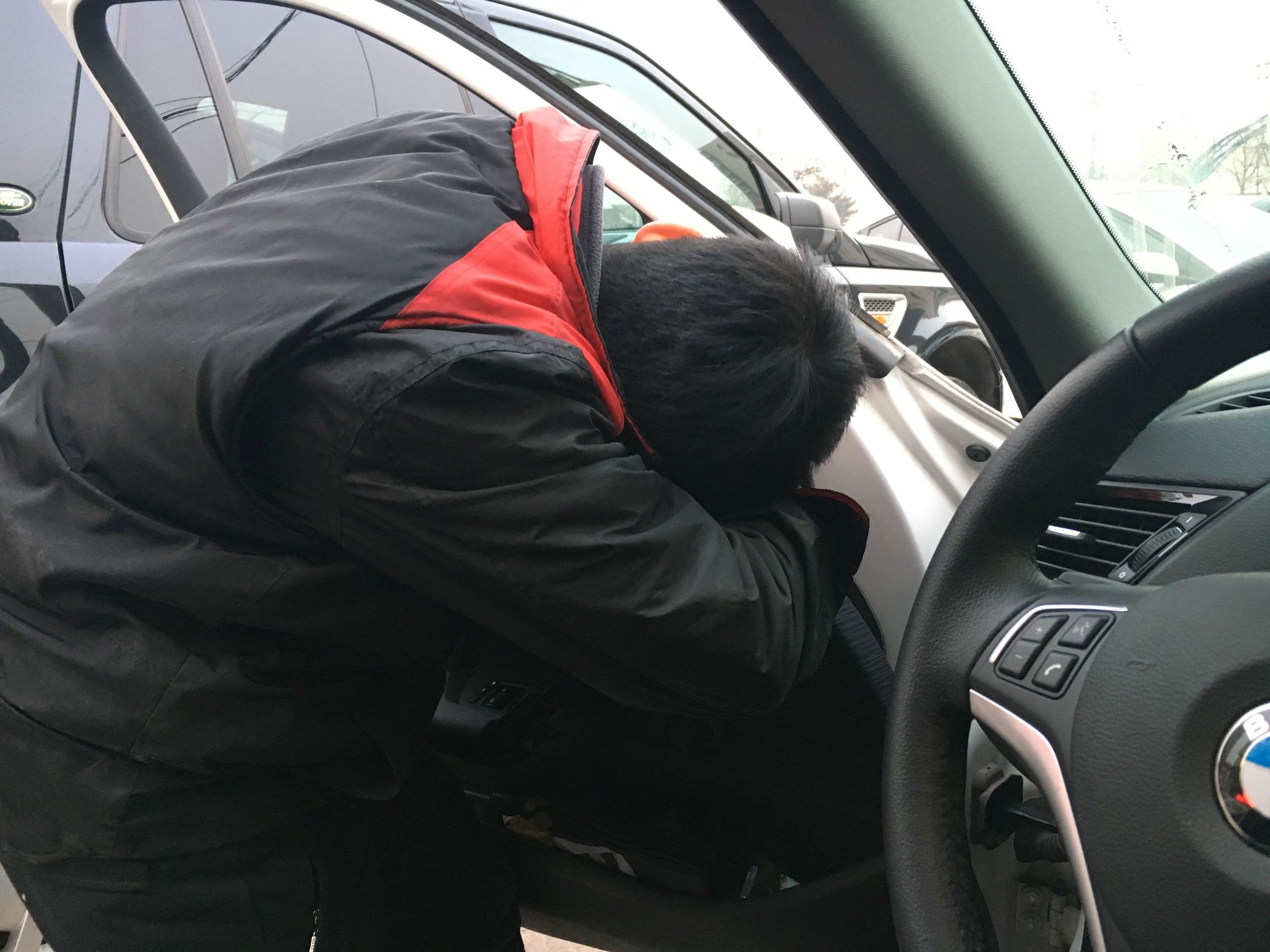 宝马x1音响无损改装教程,宝马x1改装哈曼卡顿多少钱