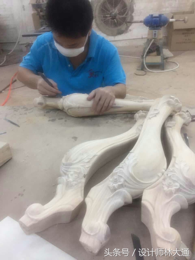 小伙子在工地上做木工一月多少钱,打工小伙做沙发