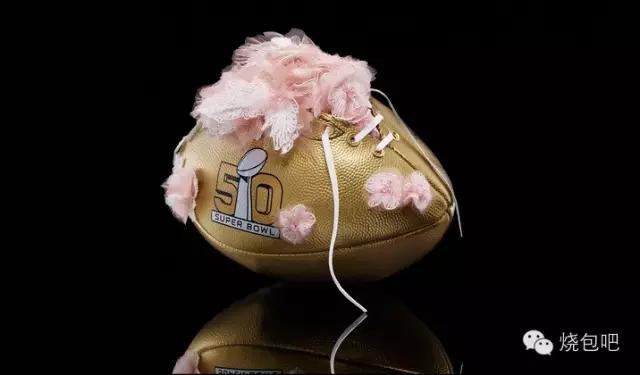 唯物｜情人节倒计时，去看50个潮牌出的超级碗纪念球，独一无二