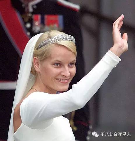 现在还有王子爱上灰姑娘？女招待、女兵、未婚生子戏码不要太多哦