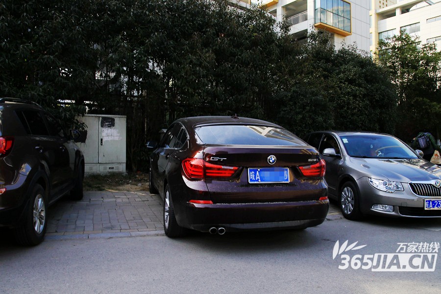 合肥八中开学校外豪车云集惊现“6666”“8888”车牌号