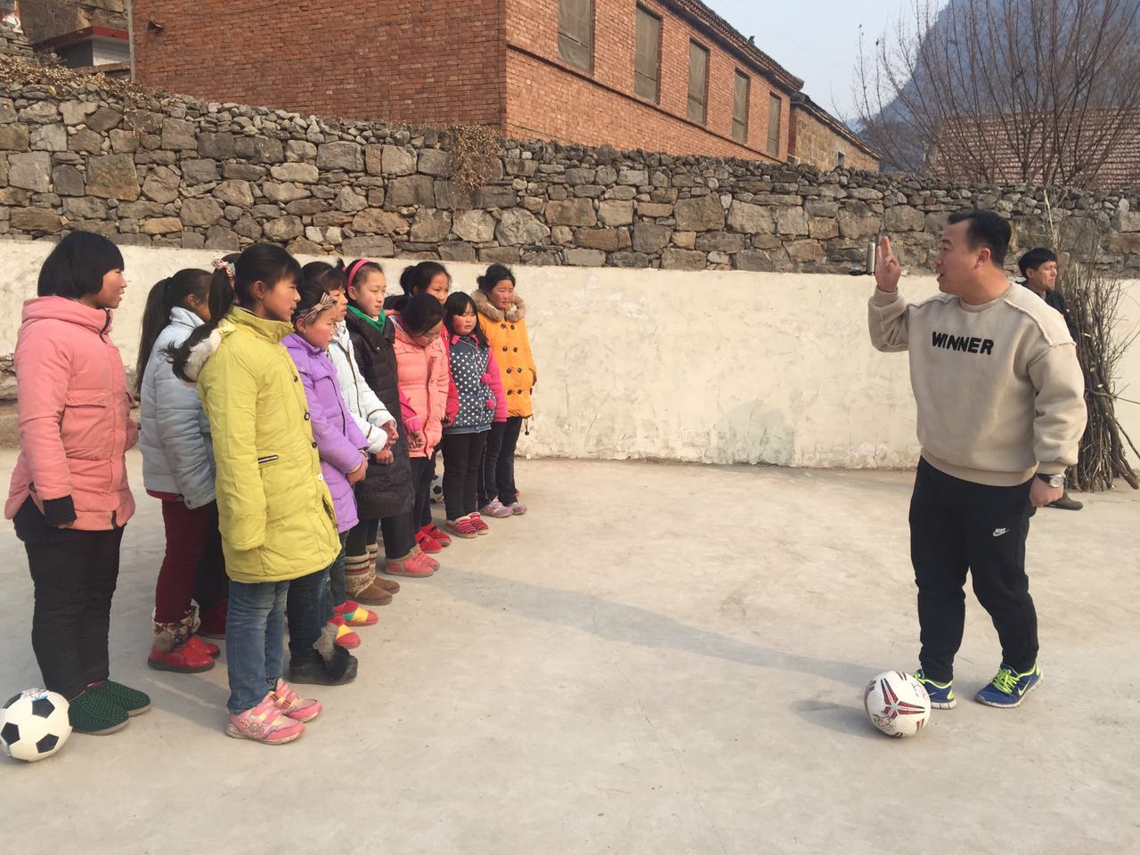 老胡送三爷礼物,老胡贴对联