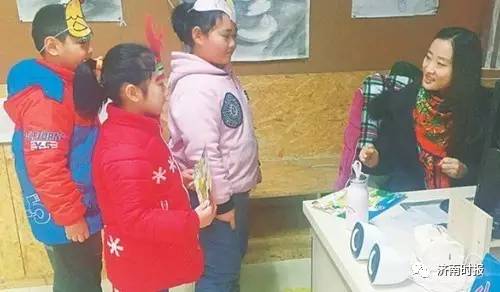 一男孩被多人围殴逼着下跪道歉,男童遭多名青年殴打被逼下跪磕头