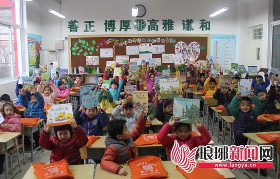 琅琊新闻网携手龙园向朴园小学一年级学生赠绘本