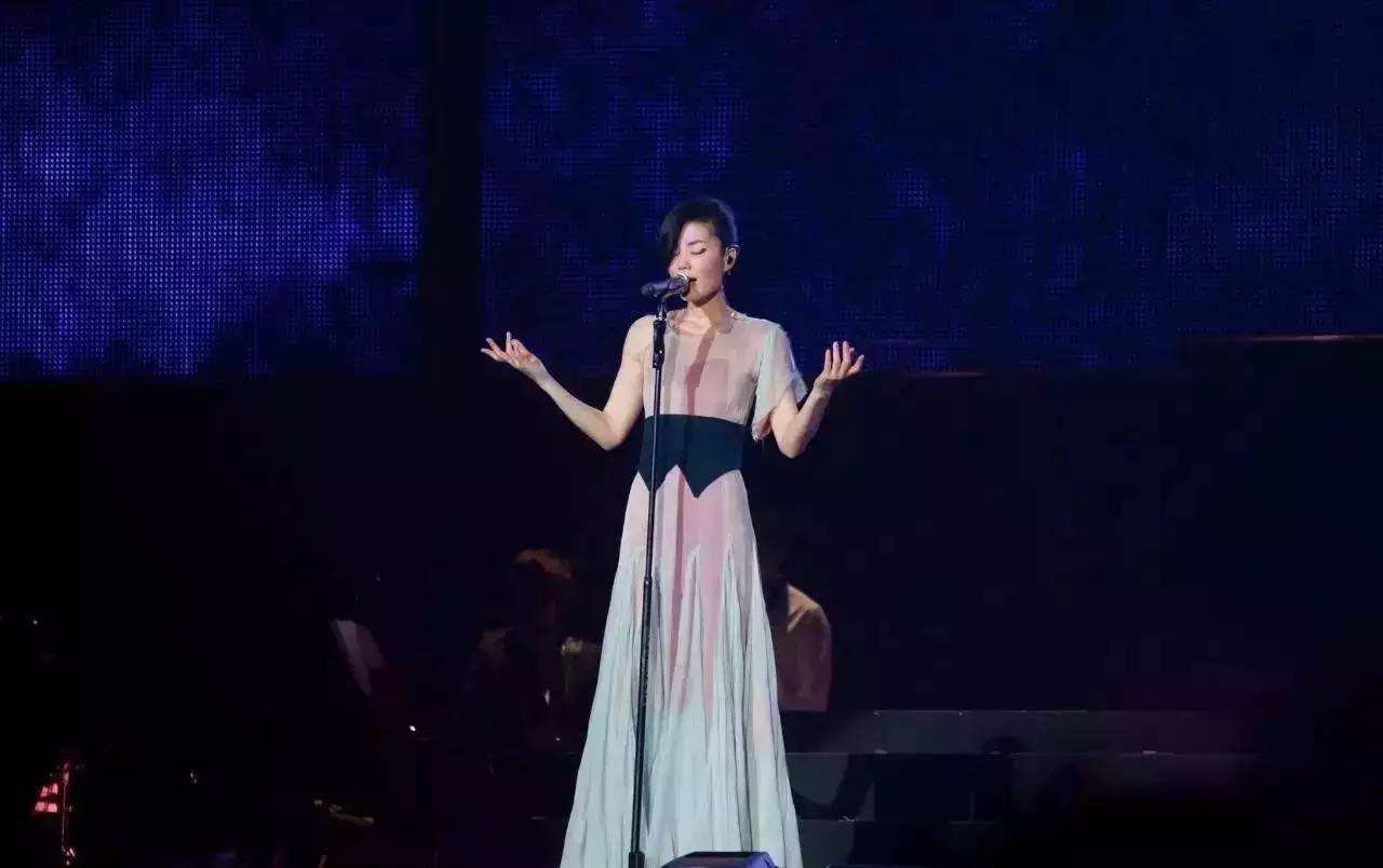 天价？跑调？那又怎样？王菲依旧是那个超级时尚IT