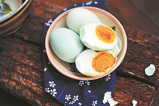 水腌咸鸭蛋怎么腌能出红油呢,自制流油咸鸭蛋步骤