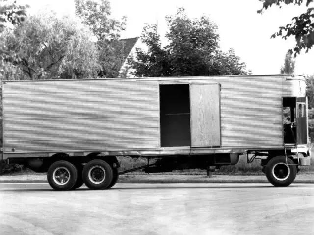 有史以来最狂放的双引擎赛车，来自巴士制造商