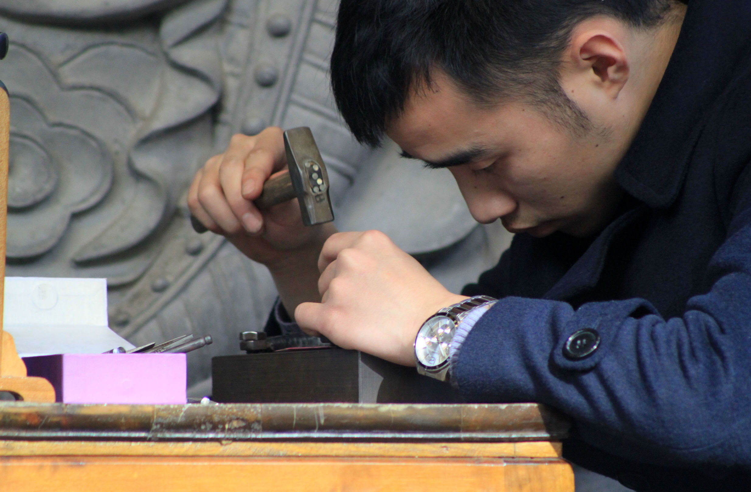 纯银手工打磨视频,手工打磨银品全过程