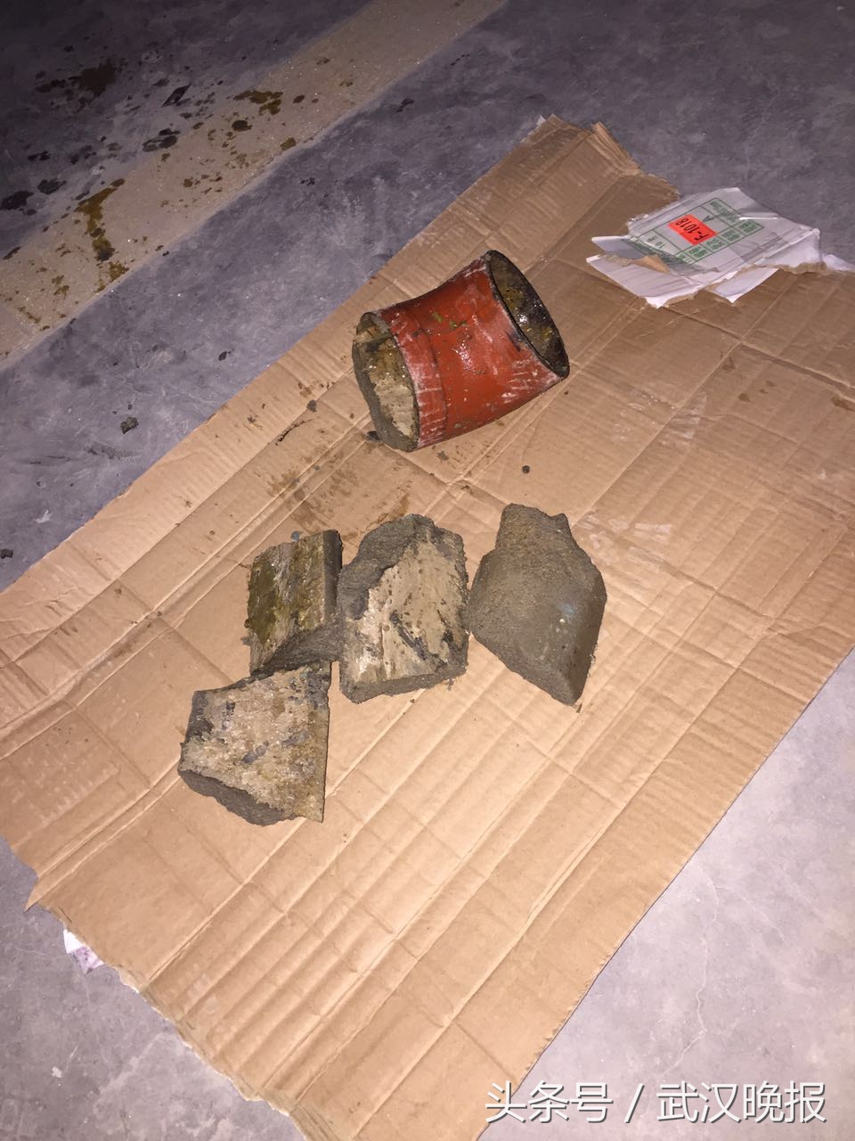 装修时出水口被水泥堵住了,邻居装修漏水导致墙体损坏