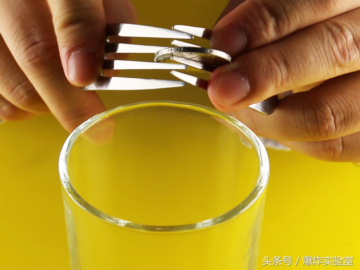 站在杯沿上的硬币