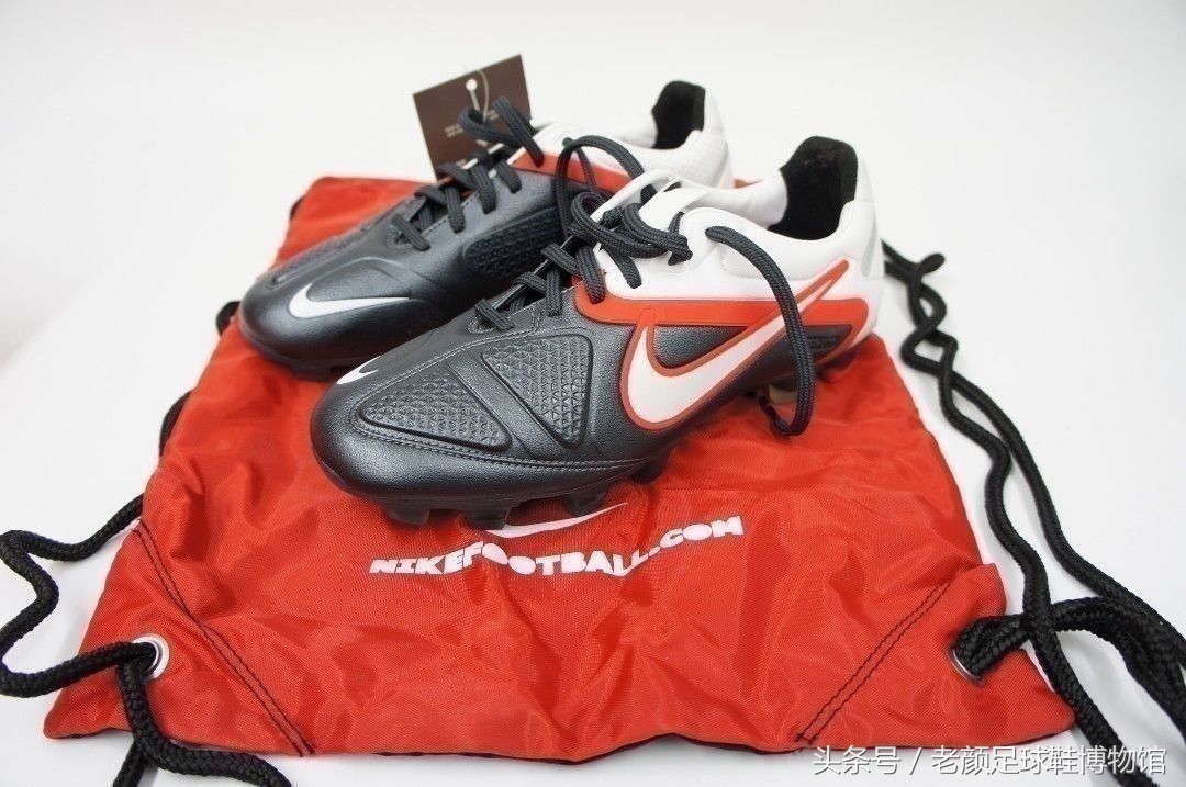 足球鞋阿迪和耐克谁更强,足球鞋耐克暗杀系列