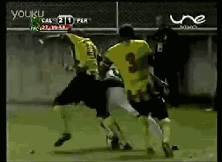 德罗巴训斥假摔队友2010,德罗巴回到更衣室怒斥假摔队友