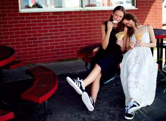 杨幂同款小白鞋阿迪达斯,杨幂小布鞋