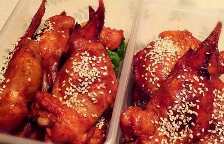 今天来分享一道鸡翅包饭的教程,如何制作正宗鸡翅包饭