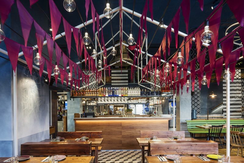 “家以外的家”繁花似锦–巴塞罗那花园餐厅