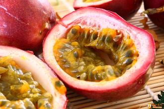 百香果冲水的正确吃法,黄金百香果的正确吃法