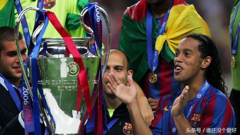 父亲留给他的“足球初衷”——罗纳尔迪尼奥球场上的快乐精灵