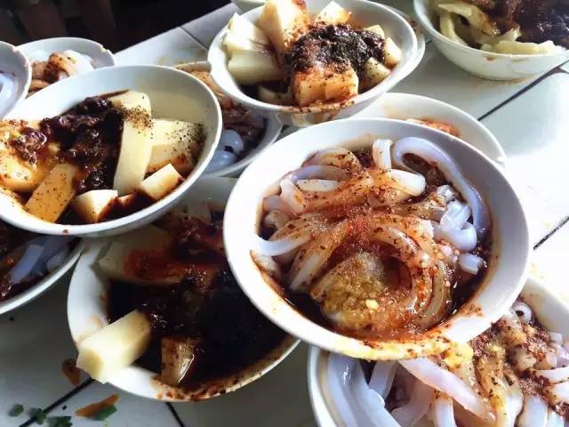 洞子口张老二凉粉招牌菜,洞子口张老二凉粉锅盔