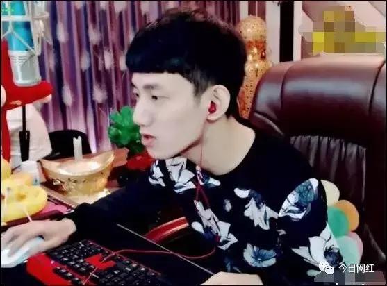 直播江湖金钱暗战,30万打赏变灰色交易,土豪主播上演爱情买卖