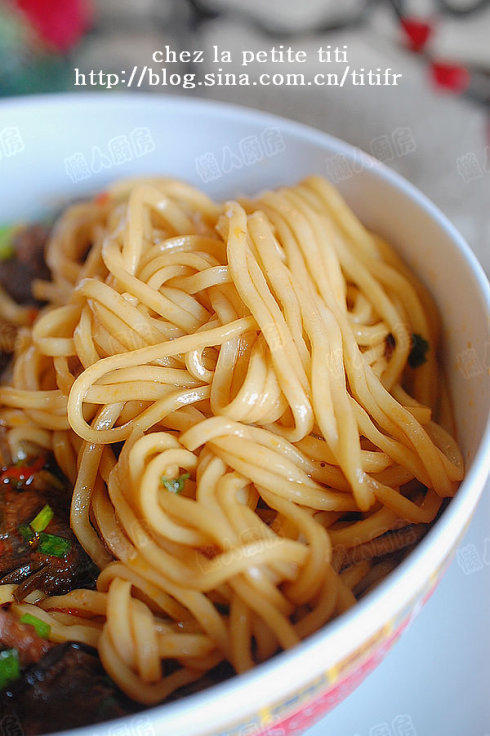 如何制作好吃的牛腩面,四川正宗红烧牛腩面做法